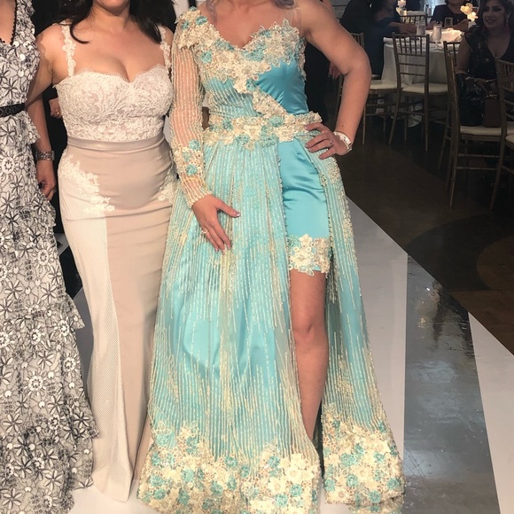 Fancy wedding gown, worn only once - Picture 2 of 3